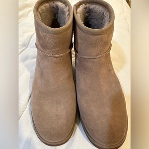 UGG femme wedge bootie size 9.5